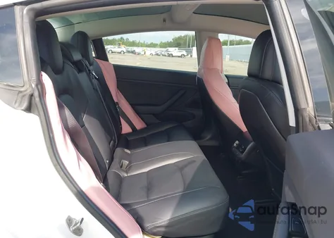 2018 Tesla Model 3 Long Range/Mid Range z USA, uszkodzony, nr VIN 5YJ3E1EA8JF052503